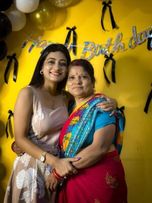 Sasmita Piyali Sahoo Instagram - It is not how much we have, but how much we enjoy, that makes happiness🧿❤️..
.
.
#picofthday #family #purelove #happiness #special #feelings #smile #laugh #positivity #vibes #birthday #celebration #instagram #sasmitapiyalisahoo