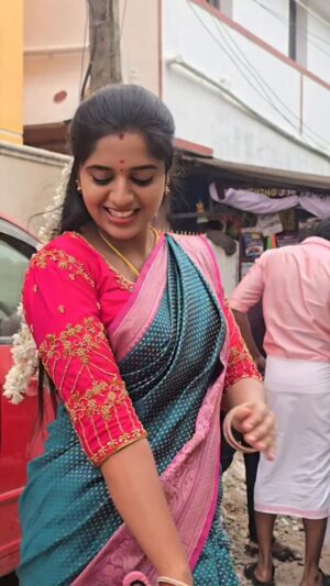 Sathya Devarajan Instagram - Wait for the last reaction ❤️😂Whats your thoughts about Dhanam kadhir love track? ❤️🤗

Blouse : @amman_aari
.
.
.
.
#trending #tamilactress #vijaytv #dhanamserial #sathyadevarajan