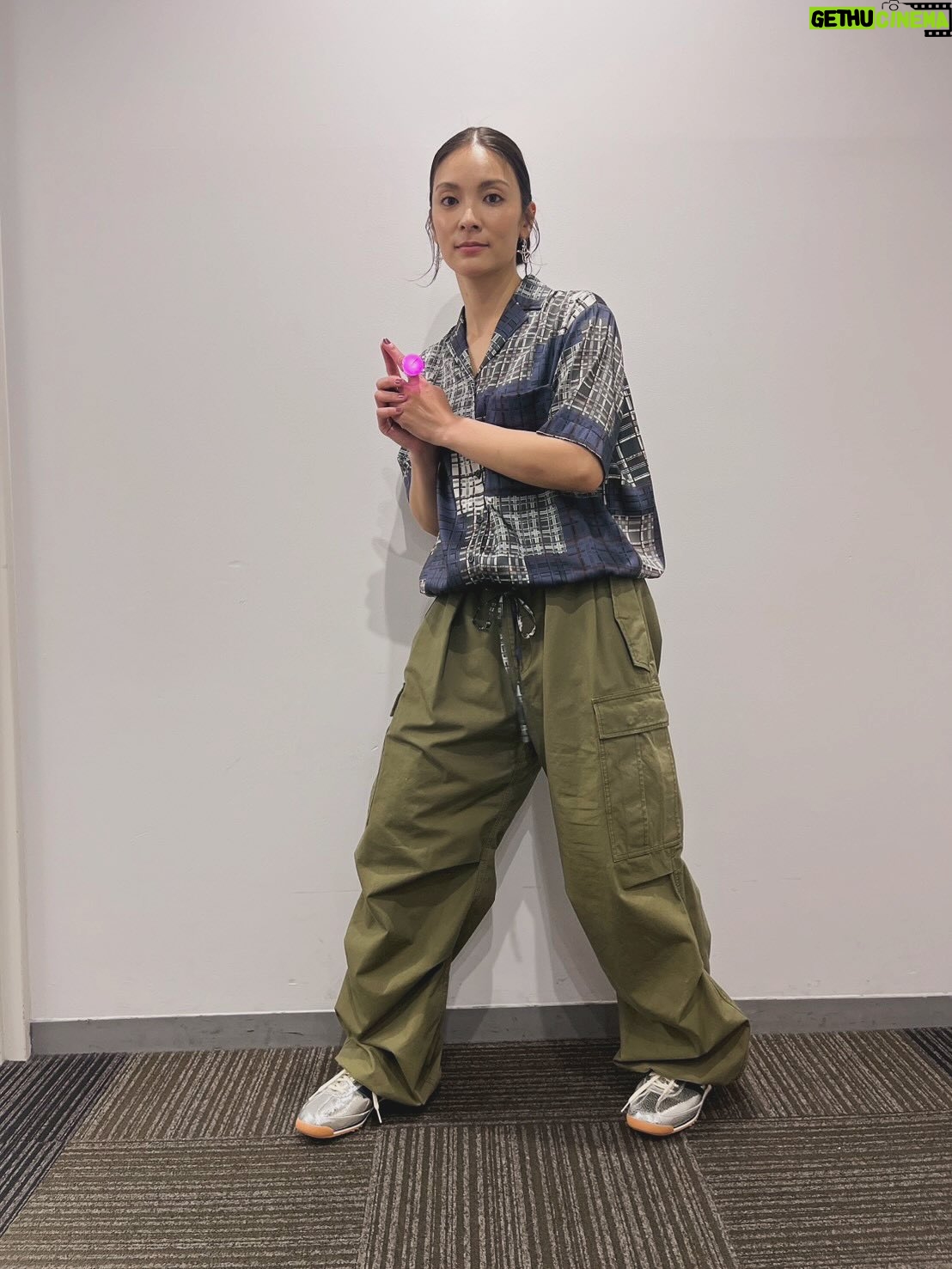 Sayaka Akimoto - 3.2K Likes - 遅ればせながら、我らが大島優子ちゃんのファンクラブイベントにお邪魔させて頂いた際の衣装です。
ちょっと個性的でメンズっぽいけど、女性らしさも少し残す、みたいな感じでお願いしました🙇‍♀️
きっと宮澤佐江ちゃんと似た感じになるだろうと想像していたのですが、やはり、佐江もカーゴパンツ。
何も言わずに、リンクしてしまうものなんですね。
優子のファンの皆様の温かい眼差しと、その中に紛れていた佐江と私のファンの皆様、ありがとうございました。
これからも日々色々あるでしょうけど、たまには皆で集まれる、そして、色々喜びだったり、活力だったり補給して、日々の生活を乗り切っていく、そんな機会がまたできたらいいなぁ、なんて思っております。
そして、時が経ち、それがアイドルなのではないかなぁ、なんて思ったりもするのです。
優しくて温かいエネルギーを循環させていきたいですね。
AKBに受からなかったら出逢えなかった仲間やファンの皆様、お仕事で出逢った全ての方々にも。
本当に感謝でいっぱいです。
何より、グループの仲間達も、くっついたり離れたり距離感が変化しながらも多分ずっと共に生きてくのだと最近は思ってます。
