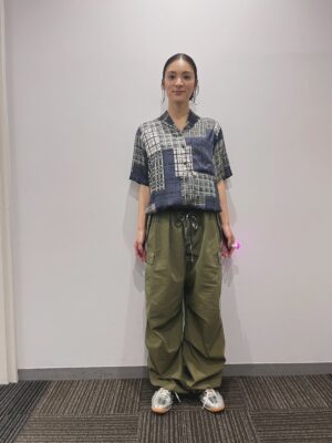 Sayaka Akimoto Instagram - 遅ればせながら、我らが大島優子ちゃんのファンクラブイベントにお邪魔させて頂いた際の衣装です。
ちょっと個性的でメンズっぽいけど、女性らしさも少し残す、みたいな感じでお願いしました🙇♀️
きっと宮澤佐江ちゃんと似た感じになるだろうと想像していたのですが、やはり、佐江もカーゴパンツ。
何も言わずに、リンクしてしまうものなんですね。
優子のファンの皆様の温かい眼差しと、その中に紛れていた佐江と私のファンの皆様、ありがとうございました。
これからも日々色々あるでしょうけど、たまには皆で集まれる、そして、色々喜びだったり、活力だったり補給して、日々の生活を乗り切っていく、そんな機会がまたできたらいいなぁ、なんて思っております。
そして、時が経ち、それがアイドルなのではないかなぁ、なんて思ったりもするのです。
優しくて温かいエネルギーを循環させていきたいですね。
AKBに受からなかったら出逢えなかった仲間やファンの皆様、お仕事で出逢った全ての方々にも。
本当に感謝でいっぱいです。
何より、グループの仲間達も、くっついたり離れたり距離感が変化しながらも多分ずっと共に生きてくのだと最近は思ってます。