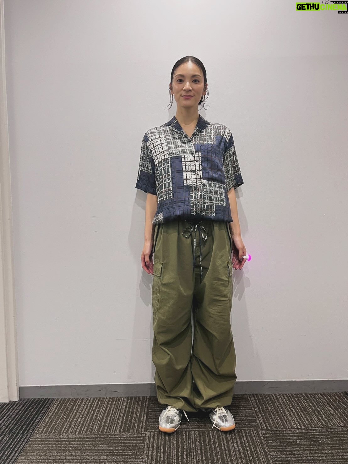 Sayaka Akimoto - 3.2K Likes - 遅ればせながら、我らが大島優子ちゃんのファンクラブイベントにお邪魔させて頂いた際の衣装です。
ちょっと個性的でメンズっぽいけど、女性らしさも少し残す、みたいな感じでお願いしました🙇‍♀️
きっと宮澤佐江ちゃんと似た感じになるだろうと想像していたのですが、やはり、佐江もカーゴパンツ。
何も言わずに、リンクしてしまうものなんですね。
優子のファンの皆様の温かい眼差しと、その中に紛れていた佐江と私のファンの皆様、ありがとうございました。
これからも日々色々あるでしょうけど、たまには皆で集まれる、そして、色々喜びだったり、活力だったり補給して、日々の生活を乗り切っていく、そんな機会がまたできたらいいなぁ、なんて思っております。
そして、時が経ち、それがアイドルなのではないかなぁ、なんて思ったりもするのです。
優しくて温かいエネルギーを循環させていきたいですね。
AKBに受からなかったら出逢えなかった仲間やファンの皆様、お仕事で出逢った全ての方々にも。
本当に感謝でいっぱいです。
何より、グループの仲間達も、くっついたり離れたり距離感が変化しながらも多分ずっと共に生きてくのだと最近は思ってます。