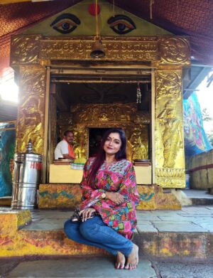 Sayantani Guhathakurta Instagram - গোলকোন্ডা দুর্গের ভিতরের মন্দিরের ইতিহাস বেশ আগ্রহজনক। দুর্গের ভিতরে অবস্থিত জগদম্বা মহাকালী মন্দিরটি প্রায় ৯০০ থেকে ১০০০ বছরের পুরনো, যা কাকতীয় রাজবংশের সময়কালে নির্মিত হয়েছিল। এই মন্দিরটি গোলকোন্ডা দুর্গের অন্যতম প্রধান আকর্ষণ এবং প্রতি বছর বোনালু উৎসবের সময় এখানে হাজার হাজার ভক্তের সমাগম হয় |
মন্দিরটি মূলত মঙ্গলা দেবীকে উৎসর্গ করা হয়েছিল, যিনি ছিলেন কাকতীয় রাজবংশের পূজিত দেবী। মন্দিরটির নির্মাণশৈলী কেরালা এবং দক্ষিণ ভারতের অন্যান্য মন্দিরের মতোই। গোলকোন্ডা দুর্গের ইতিহাস অনুসারে, এই মন্দিরটি প্রথমে একটি ছোট মন্দির হিসেবে নির্মিত হয়েছিল, যা পরে কাকতীয় রাজবংশের রাজারা বড় করে তোলেন |পরবর্তী নিজাম শাসনকালে তারা এই ফোর্টটি নির্মাণের সময় এই মন্দিরটি অক্ষত রাখেন ।
মন্দিরটির ভিতরে একটি গুহা রয়েছে, যেখানে মঙ্গলা দেবীর মূর্তি রয়েছে। মন্দিরটির চারপাশে আরও অনেক ছোট ছোট মন্দির রয়েছে, যা বিভিন্ন দেব-দেবীর উদ্দেশ্যে নিবেদিত।
