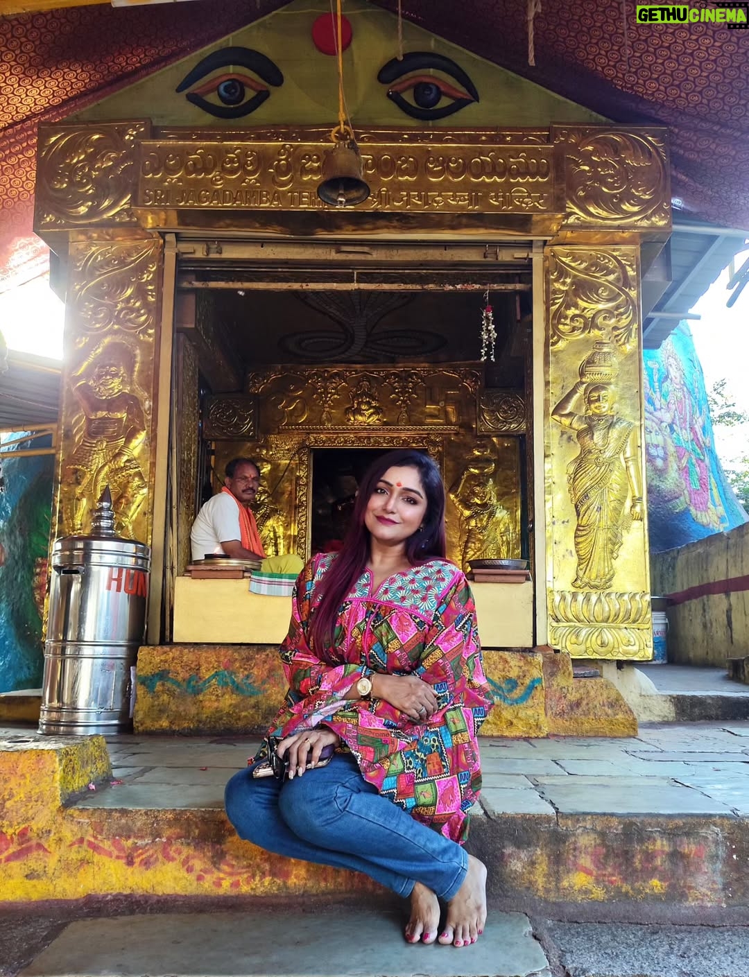 Sayantani Guhathakurta - 2.7K Likes - গোলকোন্ডা দুর্গের ভিতরের মন্দিরের ইতিহাস বেশ আগ্রহজনক। দুর্গের ভিতরে অবস্থিত জগদম্বা মহাকালী মন্দিরটি প্রায় ৯০০ থেকে ১০০০ বছরের পুরনো, যা কাকতীয় রাজবংশের সময়কালে নির্মিত হয়েছিল। এই মন্দিরটি গোলকোন্ডা দুর্গের অন্যতম প্রধান আকর্ষণ এবং প্রতি বছর বোনালু উৎসবের সময় এখানে হাজার হাজার ভক্তের সমাগম হয় |
মন্দিরটি মূলত মঙ্গলা দেবীকে উৎসর্গ করা হয়েছিল, যিনি ছিলেন কাকতীয় রাজবংশের পূজিত দেবী। মন্দিরটির নির্মাণশৈলী কেরালা এবং দক্ষিণ ভারতের অন্যান্য মন্দিরের মতোই। গোলকোন্ডা দুর্গের ইতিহাস অনুসারে, এই মন্দিরটি প্রথমে একটি ছোট মন্দির হিসেবে নির্মিত হয়েছিল, যা পরে কাকতীয় রাজবংশের রাজারা বড় করে তোলেন |পরবর্তী নিজাম শাসনকালে তারা এই ফোর্টটি নির্মাণের সময় এই মন্দিরটি অক্ষত রাখেন ।
মন্দিরটির ভিতরে একটি গুহা রয়েছে, যেখানে মঙ্গলা দেবীর মূর্তি রয়েছে। মন্দিরটির চারপাশে আরও অনেক ছোট ছোট মন্দির রয়েছে, যা বিভিন্ন দেব-দেবীর উদ্দেশ্যে নিবেদিত।