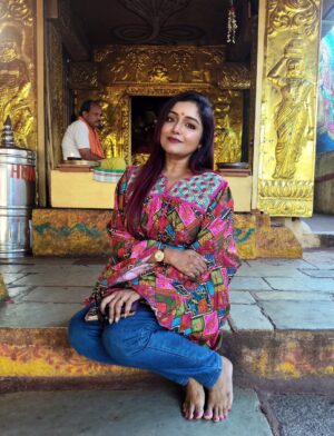 Sayantani Guhathakurta Instagram - গোলকোন্ডা দুর্গের ভিতরের মন্দিরের ইতিহাস বেশ আগ্রহজনক। দুর্গের ভিতরে অবস্থিত জগদম্বা মহাকালী মন্দিরটি প্রায় ৯০০ থেকে ১০০০ বছরের পুরনো, যা কাকতীয় রাজবংশের সময়কালে নির্মিত হয়েছিল। এই মন্দিরটি গোলকোন্ডা দুর্গের অন্যতম প্রধান আকর্ষণ এবং প্রতি বছর বোনালু উৎসবের সময় এখানে হাজার হাজার ভক্তের সমাগম হয় |
মন্দিরটি মূলত মঙ্গলা দেবীকে উৎসর্গ করা হয়েছিল, যিনি ছিলেন কাকতীয় রাজবংশের পূজিত দেবী। মন্দিরটির নির্মাণশৈলী কেরালা এবং দক্ষিণ ভারতের অন্যান্য মন্দিরের মতোই। গোলকোন্ডা দুর্গের ইতিহাস অনুসারে, এই মন্দিরটি প্রথমে একটি ছোট মন্দির হিসেবে নির্মিত হয়েছিল, যা পরে কাকতীয় রাজবংশের রাজারা বড় করে তোলেন |পরবর্তী নিজাম শাসনকালে তারা এই ফোর্টটি নির্মাণের সময় এই মন্দিরটি অক্ষত রাখেন ।
মন্দিরটির ভিতরে একটি গুহা রয়েছে, যেখানে মঙ্গলা দেবীর মূর্তি রয়েছে। মন্দিরটির চারপাশে আরও অনেক ছোট ছোট মন্দির রয়েছে, যা বিভিন্ন দেব-দেবীর উদ্দেশ্যে নিবেদিত।