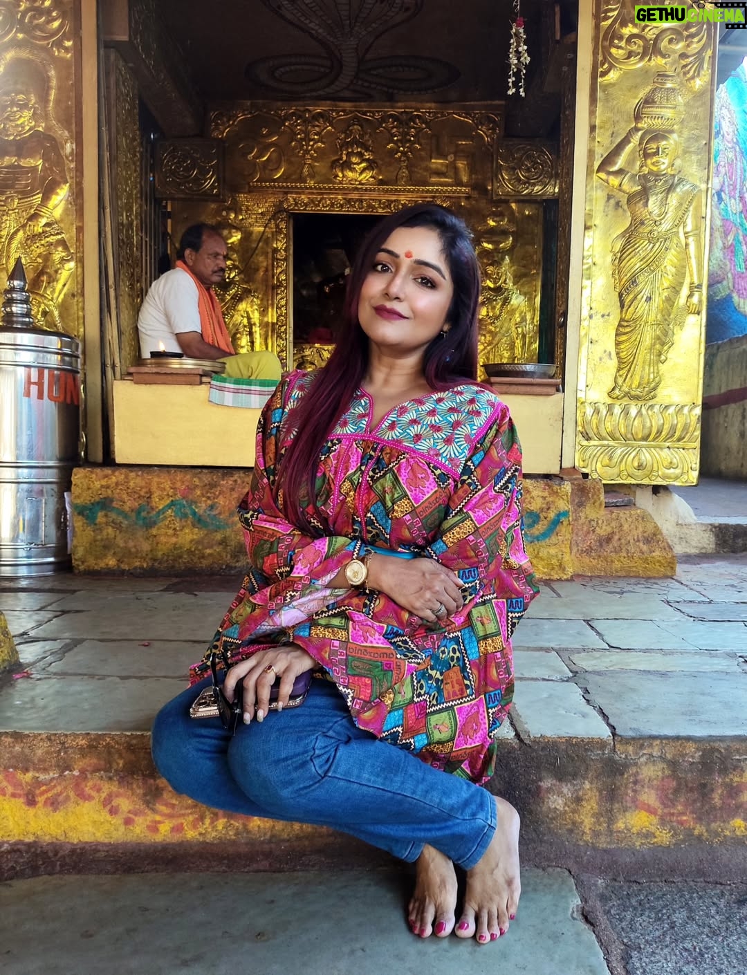 Sayantani Guhathakurta - 2.7K Likes - গোলকোন্ডা দুর্গের ভিতরের মন্দিরের ইতিহাস বেশ আগ্রহজনক। দুর্গের ভিতরে অবস্থিত জগদম্বা মহাকালী মন্দিরটি প্রায় ৯০০ থেকে ১০০০ বছরের পুরনো, যা কাকতীয় রাজবংশের সময়কালে নির্মিত হয়েছিল। এই মন্দিরটি গোলকোন্ডা দুর্গের অন্যতম প্রধান আকর্ষণ এবং প্রতি বছর বোনালু উৎসবের সময় এখানে হাজার হাজার ভক্তের সমাগম হয় |
মন্দিরটি মূলত মঙ্গলা দেবীকে উৎসর্গ করা হয়েছিল, যিনি ছিলেন কাকতীয় রাজবংশের পূজিত দেবী। মন্দিরটির নির্মাণশৈলী কেরালা এবং দক্ষিণ ভারতের অন্যান্য মন্দিরের মতোই। গোলকোন্ডা দুর্গের ইতিহাস অনুসারে, এই মন্দিরটি প্রথমে একটি ছোট মন্দির হিসেবে নির্মিত হয়েছিল, যা পরে কাকতীয় রাজবংশের রাজারা বড় করে তোলেন |পরবর্তী নিজাম শাসনকালে তারা এই ফোর্টটি নির্মাণের সময় এই মন্দিরটি অক্ষত রাখেন ।
মন্দিরটির ভিতরে একটি গুহা রয়েছে, যেখানে মঙ্গলা দেবীর মূর্তি রয়েছে। মন্দিরটির চারপাশে আরও অনেক ছোট ছোট মন্দির রয়েছে, যা বিভিন্ন দেব-দেবীর উদ্দেশ্যে নিবেদিত।