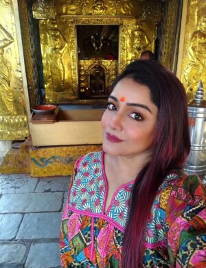 Sayantani Guhathakurta Instagram - গোলকোন্ডা দুর্গের ভিতরের মন্দিরের ইতিহাস বেশ আগ্রহজনক। দুর্গের ভিতরে অবস্থিত জগদম্বা মহাকালী মন্দিরটি প্রায় ৯০০ থেকে ১০০০ বছরের পুরনো, যা কাকতীয় রাজবংশের সময়কালে নির্মিত হয়েছিল। এই মন্দিরটি গোলকোন্ডা দুর্গের অন্যতম প্রধান আকর্ষণ এবং প্রতি বছর বোনালু উৎসবের সময় এখানে হাজার হাজার ভক্তের সমাগম হয় |
মন্দিরটি মূলত মঙ্গলা দেবীকে উৎসর্গ করা হয়েছিল, যিনি ছিলেন কাকতীয় রাজবংশের পূজিত দেবী। মন্দিরটির নির্মাণশৈলী কেরালা এবং দক্ষিণ ভারতের অন্যান্য মন্দিরের মতোই। গোলকোন্ডা দুর্গের ইতিহাস অনুসারে, এই মন্দিরটি প্রথমে একটি ছোট মন্দির হিসেবে নির্মিত হয়েছিল, যা পরে কাকতীয় রাজবংশের রাজারা বড় করে তোলেন |পরবর্তী নিজাম শাসনকালে তারা এই ফোর্টটি নির্মাণের সময় এই মন্দিরটি অক্ষত রাখেন ।
মন্দিরটির ভিতরে একটি গুহা রয়েছে, যেখানে মঙ্গলা দেবীর মূর্তি রয়েছে। মন্দিরটির চারপাশে আরও অনেক ছোট ছোট মন্দির রয়েছে, যা বিভিন্ন দেব-দেবীর উদ্দেশ্যে নিবেদিত।
