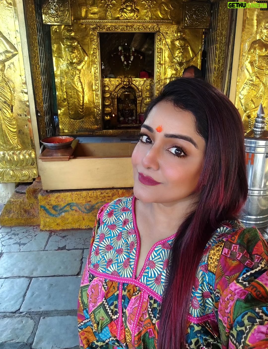 Sayantani Guhathakurta - 2.7K Likes - গোলকোন্ডা দুর্গের ভিতরের মন্দিরের ইতিহাস বেশ আগ্রহজনক। দুর্গের ভিতরে অবস্থিত জগদম্বা মহাকালী মন্দিরটি প্রায় ৯০০ থেকে ১০০০ বছরের পুরনো, যা কাকতীয় রাজবংশের সময়কালে নির্মিত হয়েছিল। এই মন্দিরটি গোলকোন্ডা দুর্গের অন্যতম প্রধান আকর্ষণ এবং প্রতি বছর বোনালু উৎসবের সময় এখানে হাজার হাজার ভক্তের সমাগম হয় |
মন্দিরটি মূলত মঙ্গলা দেবীকে উৎসর্গ করা হয়েছিল, যিনি ছিলেন কাকতীয় রাজবংশের পূজিত দেবী। মন্দিরটির নির্মাণশৈলী কেরালা এবং দক্ষিণ ভারতের অন্যান্য মন্দিরের মতোই। গোলকোন্ডা দুর্গের ইতিহাস অনুসারে, এই মন্দিরটি প্রথমে একটি ছোট মন্দির হিসেবে নির্মিত হয়েছিল, যা পরে কাকতীয় রাজবংশের রাজারা বড় করে তোলেন |পরবর্তী নিজাম শাসনকালে তারা এই ফোর্টটি নির্মাণের সময় এই মন্দিরটি অক্ষত রাখেন ।
মন্দিরটির ভিতরে একটি গুহা রয়েছে, যেখানে মঙ্গলা দেবীর মূর্তি রয়েছে। মন্দিরটির চারপাশে আরও অনেক ছোট ছোট মন্দির রয়েছে, যা বিভিন্ন দেব-দেবীর উদ্দেশ্যে নিবেদিত।