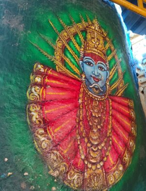 Sayantani Guhathakurta Instagram - গোলকোন্ডা দুর্গের ভিতরের মন্দিরের ইতিহাস বেশ আগ্রহজনক। দুর্গের ভিতরে অবস্থিত জগদম্বা মহাকালী মন্দিরটি প্রায় ৯০০ থেকে ১০০০ বছরের পুরনো, যা কাকতীয় রাজবংশের সময়কালে নির্মিত হয়েছিল। এই মন্দিরটি গোলকোন্ডা দুর্গের অন্যতম প্রধান আকর্ষণ এবং প্রতি বছর বোনালু উৎসবের সময় এখানে হাজার হাজার ভক্তের সমাগম হয় |
মন্দিরটি মূলত মঙ্গলা দেবীকে উৎসর্গ করা হয়েছিল, যিনি ছিলেন কাকতীয় রাজবংশের পূজিত দেবী। মন্দিরটির নির্মাণশৈলী কেরালা এবং দক্ষিণ ভারতের অন্যান্য মন্দিরের মতোই। গোলকোন্ডা দুর্গের ইতিহাস অনুসারে, এই মন্দিরটি প্রথমে একটি ছোট মন্দির হিসেবে নির্মিত হয়েছিল, যা পরে কাকতীয় রাজবংশের রাজারা বড় করে তোলেন |পরবর্তী নিজাম শাসনকালে তারা এই ফোর্টটি নির্মাণের সময় এই মন্দিরটি অক্ষত রাখেন ।
মন্দিরটির ভিতরে একটি গুহা রয়েছে, যেখানে মঙ্গলা দেবীর মূর্তি রয়েছে। মন্দিরটির চারপাশে আরও অনেক ছোট ছোট মন্দির রয়েছে, যা বিভিন্ন দেব-দেবীর উদ্দেশ্যে নিবেদিত।