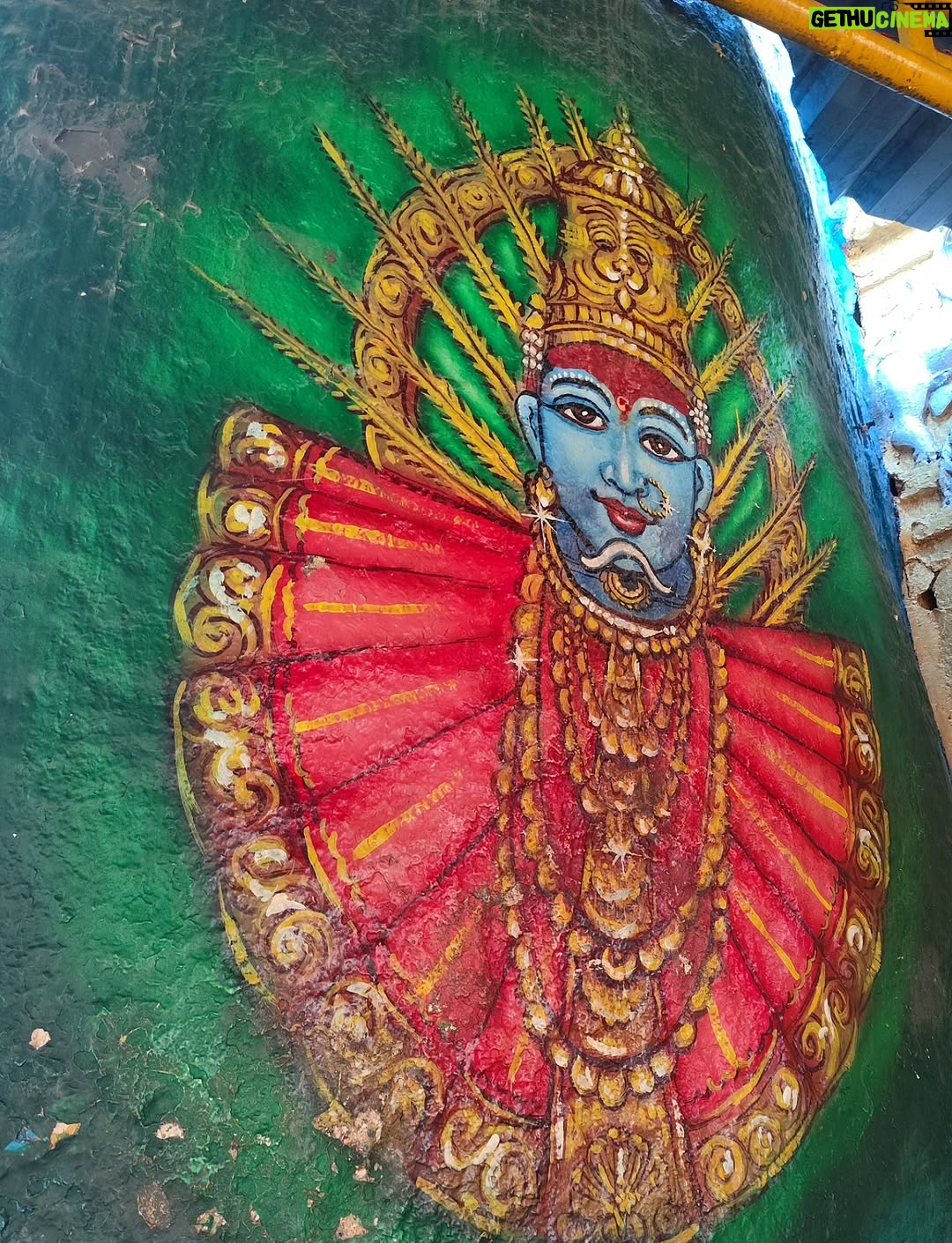 Sayantani Guhathakurta - 2.7K Likes - গোলকোন্ডা দুর্গের ভিতরের মন্দিরের ইতিহাস বেশ আগ্রহজনক। দুর্গের ভিতরে অবস্থিত জগদম্বা মহাকালী মন্দিরটি প্রায় ৯০০ থেকে ১০০০ বছরের পুরনো, যা কাকতীয় রাজবংশের সময়কালে নির্মিত হয়েছিল। এই মন্দিরটি গোলকোন্ডা দুর্গের অন্যতম প্রধান আকর্ষণ এবং প্রতি বছর বোনালু উৎসবের সময় এখানে হাজার হাজার ভক্তের সমাগম হয় |
মন্দিরটি মূলত মঙ্গলা দেবীকে উৎসর্গ করা হয়েছিল, যিনি ছিলেন কাকতীয় রাজবংশের পূজিত দেবী। মন্দিরটির নির্মাণশৈলী কেরালা এবং দক্ষিণ ভারতের অন্যান্য মন্দিরের মতোই। গোলকোন্ডা দুর্গের ইতিহাস অনুসারে, এই মন্দিরটি প্রথমে একটি ছোট মন্দির হিসেবে নির্মিত হয়েছিল, যা পরে কাকতীয় রাজবংশের রাজারা বড় করে তোলেন |পরবর্তী নিজাম শাসনকালে তারা এই ফোর্টটি নির্মাণের সময় এই মন্দিরটি অক্ষত রাখেন ।
মন্দিরটির ভিতরে একটি গুহা রয়েছে, যেখানে মঙ্গলা দেবীর মূর্তি রয়েছে। মন্দিরটির চারপাশে আরও অনেক ছোট ছোট মন্দির রয়েছে, যা বিভিন্ন দেব-দেবীর উদ্দেশ্যে নিবেদিত।