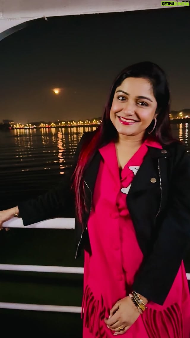 Sayantani Guhathakurta - 2.4K Likes - ये रातें, ये मौसम, नदी का किनारा ये चंचल हवा...... 💕
#husensagarlake #boatride  #hydrabad #traveldairies❤️ #december 
Outfit - @sansabypoojakapoor 
#reels #reelsinstagram #reellove #reelvideo #reeitfeelit #reelkarofeelkaro #reelkorbofeelkorbo #trending #boireeltime