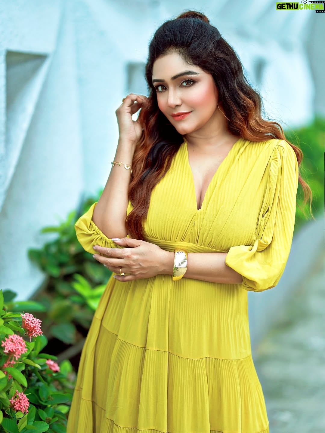 Sayantani Guhathakurta - 2.4K Likes - Flawless, fearless, and fabulous 💛

Mk up n hair - @makeupbysumanganguly 
Styling - @subrata_stylist 
Outfit - @chickflickdude
Location - @nxhotelkol
Photography - @photographer_sourav_26
Jewelry - @style_addict_jewellery
Shoot for @aajkaal.in