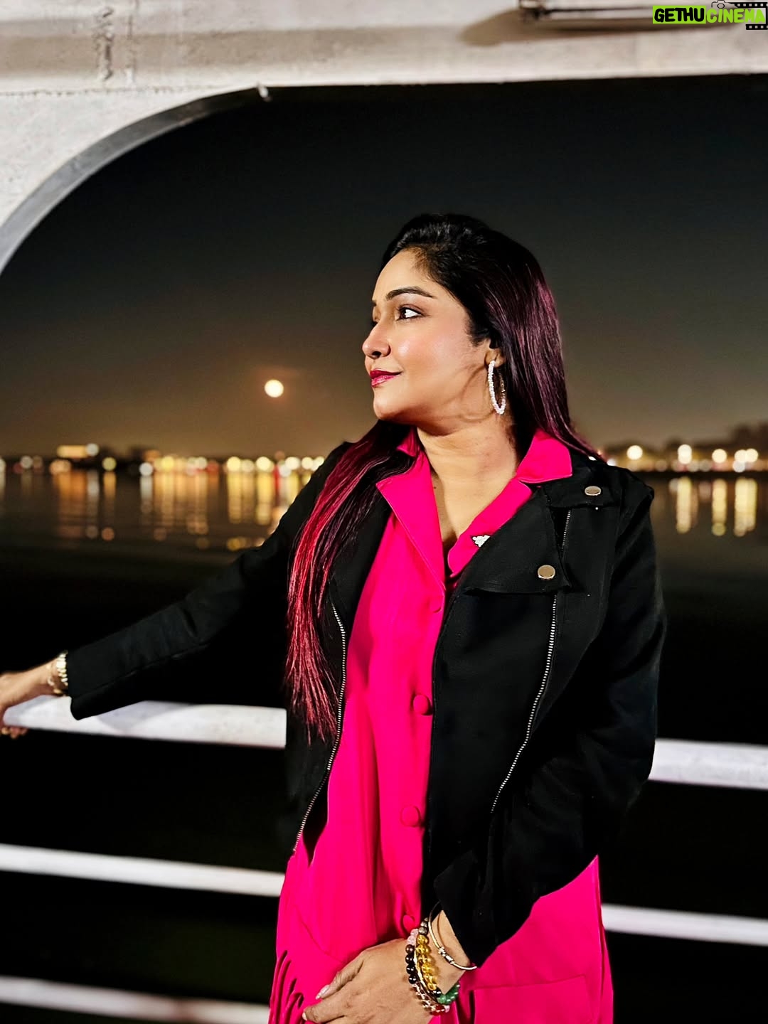 Sayantani Guhathakurta - 3K Likes - HusenSagar Lake 🩷
Swipe left ⬅️

#hydrabaddairies #traveldairies❤️ #lightnsound  #happylife