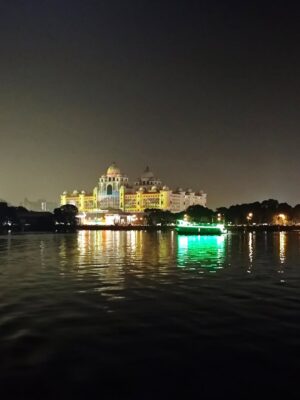 Sayantani Guhathakurta Instagram - HusenSagar Lake 🩷
Swipe left ⬅️

#hydrabaddairies #traveldairies❤️ #lightnsound  #happylife