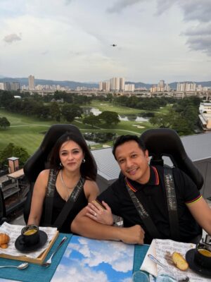 Sazzy Falak Instagram - That one time we did “Dining in the Sky” @ditsmalaysia — because why eat on the ground when you can float with the skyline? 😌
I love heights, and being able to watch KL shift from a warm sunset into a sparkling city of lights… 😍 It’s a view I’ll remember for a very long time.

Amazing company, amazing food, and a little adrenaline — the perfect recipe for an unforgettable night.

#ditsmalaysia #nashsazzy