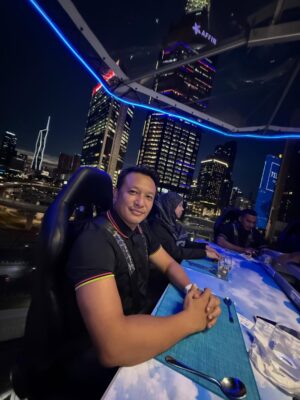 Sazzy Falak Instagram - That one time we did “Dining in the Sky” @ditsmalaysia — because why eat on the ground when you can float with the skyline? 😌
I love heights, and being able to watch KL shift from a warm sunset into a sparkling city of lights… 😍 It’s a view I’ll remember for a very long time.

Amazing company, amazing food, and a little adrenaline — the perfect recipe for an unforgettable night.

#ditsmalaysia #nashsazzy