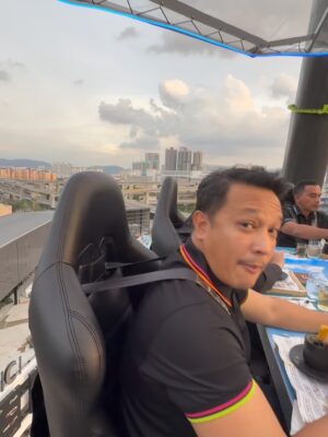 Sazzy Falak Instagram - That one time we did “Dining in the Sky” @ditsmalaysia — because why eat on the ground when you can float with the skyline? 😌
I love heights, and being able to watch KL shift from a warm sunset into a sparkling city of lights… 😍 It’s a view I’ll remember for a very long time.
Amazing company, amazing food, and a little adrenaline — the perfect recipe for an unforgettable night.
#ditsmalaysia #nashsazzy