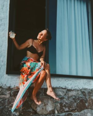 Seda Türkmen Instagram - Aldığı kadar .. ❤️😎☀️🐚🍷🧿

Ve reklam değil Kotti muazzam ve #tavsiye pareom şahane 🫠☀️