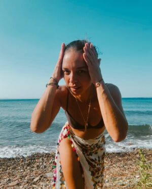 Seda Türkmen Instagram - Aldığı kadar .. ❤️😎☀️🐚🍷🧿

Ve reklam değil Kotti muazzam ve #tavsiye pareom şahane 🫠☀️