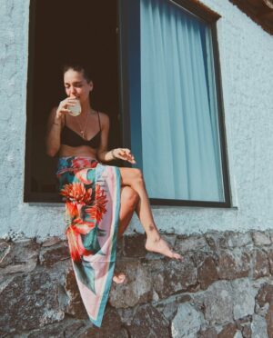 Seda Türkmen Instagram - Aldığı kadar .. ❤️😎☀️🐚🍷🧿

Ve reklam değil Kotti muazzam ve #tavsiye pareom şahane 🫠☀️