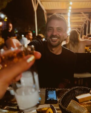 Seda Türkmen Instagram - Aldığı kadar .. ❤️😎☀️🐚🍷🧿

Ve reklam değil Kotti muazzam ve #tavsiye pareom şahane 🫠☀️