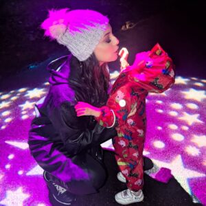 Seema Jaswal Instagram - Christmas at Kew with you 🫶🏽

Thank you for the most beautiful evening and she even got to meet Santa! Guarantees at least one week of good behaviour 🎅🏼

#christmasatkew 
#ad-pressevent