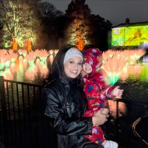 Seema Jaswal Instagram - Christmas at Kew with you 🫶🏽

Thank you for the most beautiful evening and she even got to meet Santa! Guarantees at least one week of good behaviour 🎅🏼

#christmasatkew 
#ad-pressevent