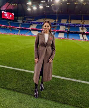 Seema Jaswal Instagram - Presented the @lionesses first match after an unforgettable Summer with these two legends @wrightyofficial and @neetz2 💛

1. THE Euro 2025 trophy 🏆 
2. Nice snap live on air 📷 
3. Bouncing 🕺🏽 
4. Selfie 🤳 
5. Hello 👋🏽 
6. Microphone ready 🎤 
7. Middle of the park ⚽️ 
8. @lkbennettlondon head to toe 🫶🏽
9. We all@got the Chelsea boots memo! 🥾 
10. Just before the sprinklers got us! 🚿