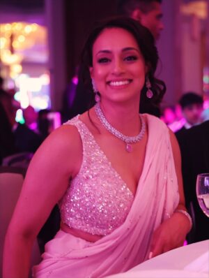 Seema Jaswal Instagram - From pitch side to a pretty in pink sari moment! ✨💫

What a wonderful night at the Asian Restaurant & Takeaway Awards (ARTA).

It was a honour to present the Champion of Champions award and stand amongst the incredible talent that makes this industry so special.

Behind every dish lies a story of dedication, resilience, heritage and heart. ARTA is a powerful celebration of those stories and a beautiful reminder of how food connects us all.

To all the nominees and winners, your passion and craft inspire so many. Long may your success continue. 💛

#ARTA2025 #AsianRestaurantAwards #ChampionOfChampions #CelebratingExcellence

🥻 @nikazaasiancouture 
💎 @amorejewelsx 
💄 @reenathindmua 
💫 @anishavasanicreates 
🥘 @madhusofficial