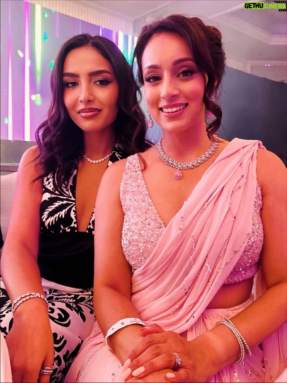 Seema Jaswal - 4.8K Likes - From pitch side to a pretty in pink sari moment! ✨💫

What a wonderful night at the Asian Restaurant & Takeaway Awards (ARTA).

It was a honour to present the Champion of Champions award and stand amongst the incredible talent that makes this industry so special.

Behind every dish lies a story of dedication, resilience, heritage and heart. ARTA is a powerful celebration of those stories and a beautiful reminder of how food connects us all.

To all the nominees and winners, your passion and craft inspire so many. Long may your success continue. 💛

#ARTA2025 #AsianRestaurantAwards #ChampionOfChampions #CelebratingExcellence

🥻 @nikazaasiancouture 
💎 @amorejewelsx 
💄 @reenathindmua 
💫 @anishavasanicreates 
🥘 @madhusofficial