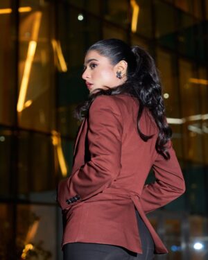 Sehar Khan Instagram - Kashf’s night ✨

Photography: @muizzsajid @muhammadwasif 
Makeup: @tahira_makeup_art @toniandguypk 
dress: @sglondonofficial 
shoes: @paradoxlondonpk 
jewel: @reetpehal 
styling: @rida_aurangzaib
