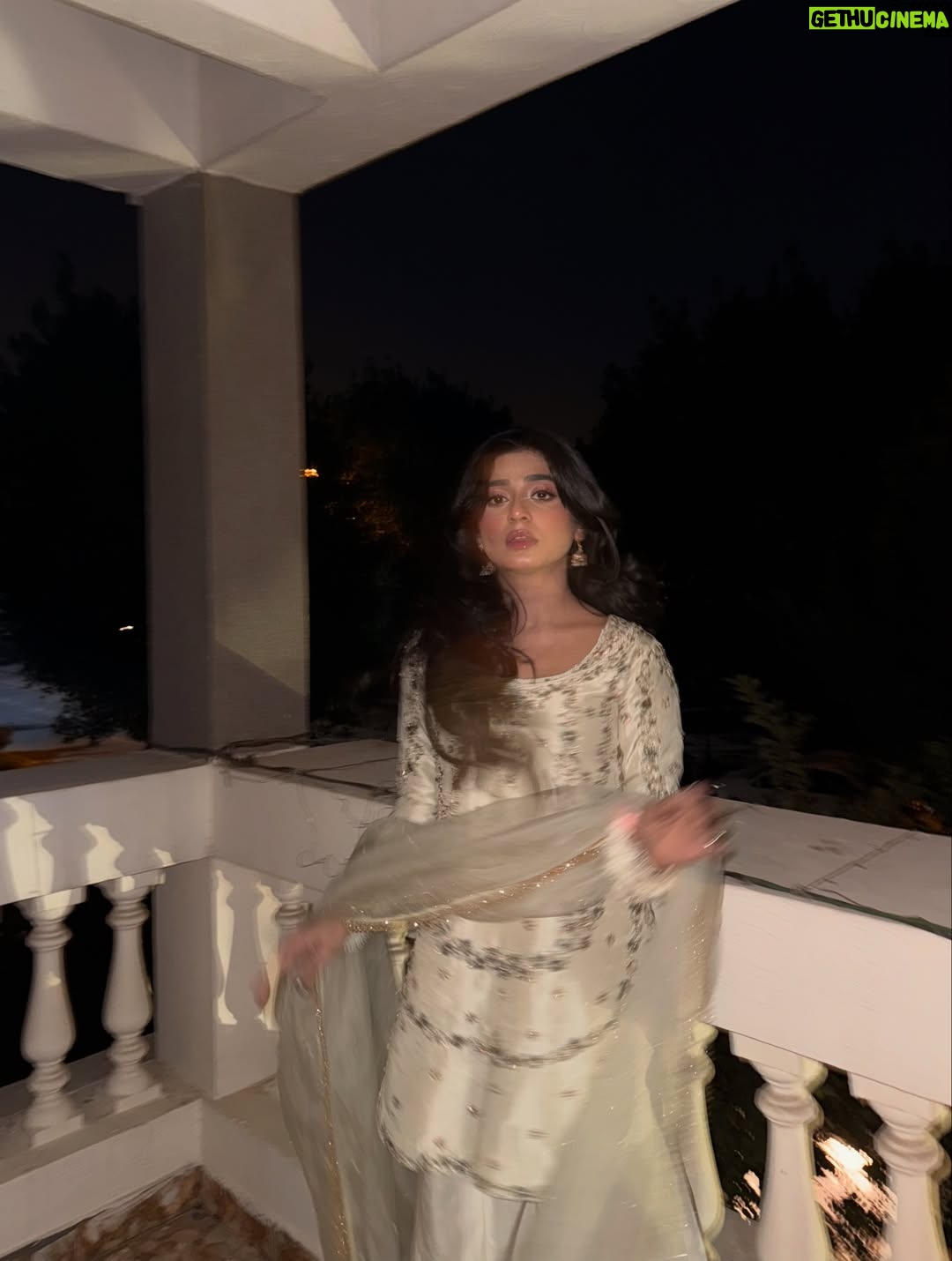 Sehar Khan - 629.9K Likes - I love how everyone is excited for my wedding… but it’s not happening anytime soon. Or is it? ;)

@ahmad.sultaan 
@toniandguypk 
@iamwaleednadeem