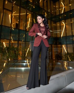 Sehar Khan Instagram - Kashf’s night ✨

Photography: @muizzsajid @muhammadwasif 
Makeup: @tahira_makeup_art @toniandguypk 
dress: @sglondonofficial 
shoes: @paradoxlondonpk 
jewel: @reetpehal 
styling: @rida_aurangzaib