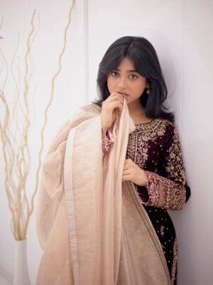 Sehar Khan Instagram - 11:11 sale is live now on @haseensofficial Grab your favorite festive fits at flat 65% and 25% off

makeup @thetriosalon_clifton 
@artisticrahulchouhan @cutsbyribaat 
PR coordination : @stylebywardakayani