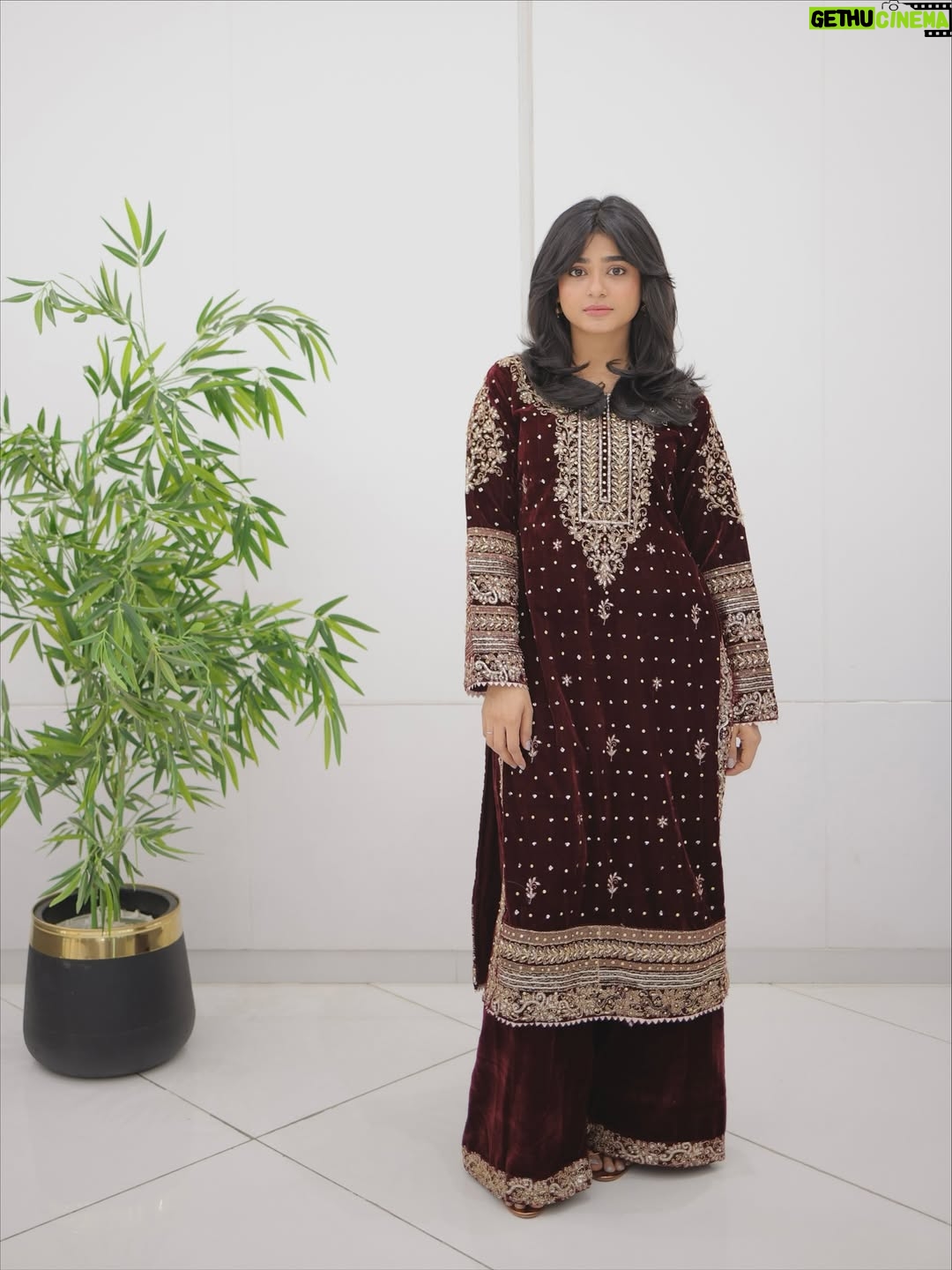 Sehar Khan - 188.9K Likes - 11:11 sale is live now on @haseensofficial Grab your favorite festive fits at flat 65% and 25% off

makeup @thetriosalon_clifton 
@artisticrahulchouhan @cutsbyribaat 
PR coordination : @stylebywardakayani
