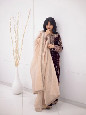 Sehar Khan Instagram - 11:11 sale is live now on @haseensofficial Grab your favorite festive fits at flat 65% and 25% off

makeup @thetriosalon_clifton 
@artisticrahulchouhan @cutsbyribaat 
PR coordination : @stylebywardakayani