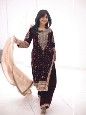 Sehar Khan Instagram - 11:11 sale is live now on @haseensofficial Grab your favorite festive fits at flat 65% and 25% off

makeup @thetriosalon_clifton 
@artisticrahulchouhan @cutsbyribaat 
PR coordination : @stylebywardakayani