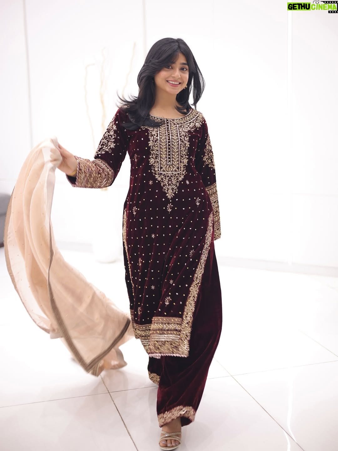 Sehar Khan - 188.9K Likes - 11:11 sale is live now on @haseensofficial Grab your favorite festive fits at flat 65% and 25% off

makeup @thetriosalon_clifton 
@artisticrahulchouhan @cutsbyribaat 
PR coordination : @stylebywardakayani