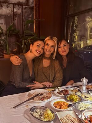 Sema Ergenekon Instagram - Yine bir yılı uğurladık. Zor bir yıldı. Yüzümüzün güldüğü yeni bir yıl olsun🙏🏻💫 @berguzarkorel @esraerol