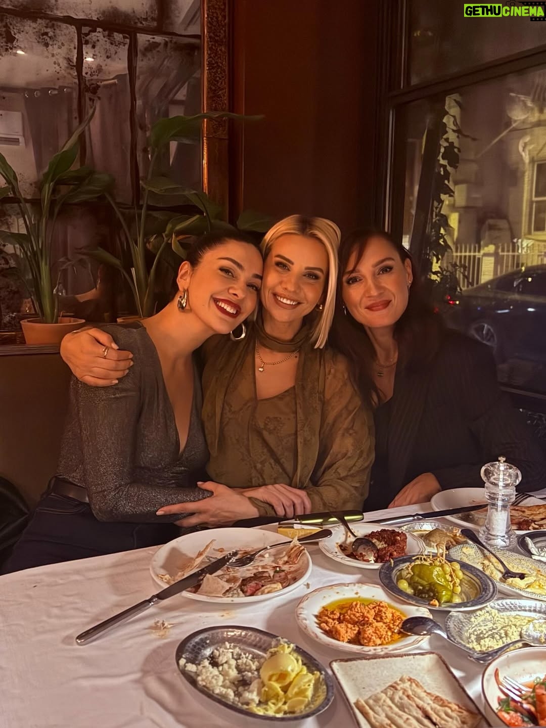Sema Ergenekon - 5.9K Likes - Yine bir yılı uğurladık. Zor bir yıldı. Yüzümüzün güldüğü yeni bir yıl olsun🙏🏻💫 @berguzarkorel @esraerol