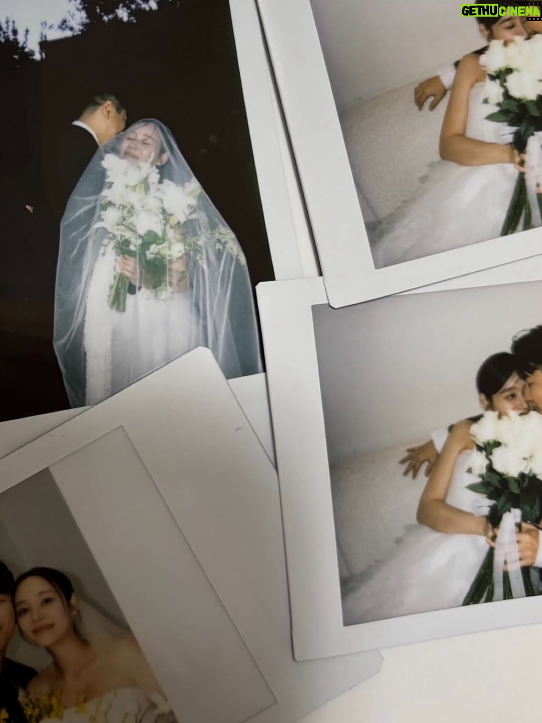 Seo Yu-na - 15.4K Likes - _ 촬영 내내 사랑과 배려가 넘쳐 흘렀던 ,
너무 따듯하신 분들과 함께여서 행복했어요 🤎 
평생 기억에 남을 우리의 첫 가족 사진 👶🏻🤵🏻👰🏻‍♀️🤍📸
@noma_youngwoo 
@noma.house 
@kaylabennet_official