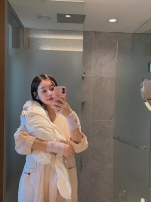 Seo Yu-na Instagram - _ 겨울이와 함께하는 슬기로운 조리원 생활 🎄🤎

벌써 일주일차 , 
여긴 천국 이에요 🫧🪽

점점 몸도 많이 회복 되어가고
마사지도 매일 꼼꼼하게 케어 해주시니 
산후 붓기 , 체지방도 정말 많이 빠지고 있어요 ! 
많이 신경써주시고 도와주셔서 정말 감사해요 -🤍

겨울이도 행복한지 살이 포동포동 찌는 중 🍼

🐥 신생아실 선생님들 겨울이 너무 예뻐해주셔서 감사합니다🤍