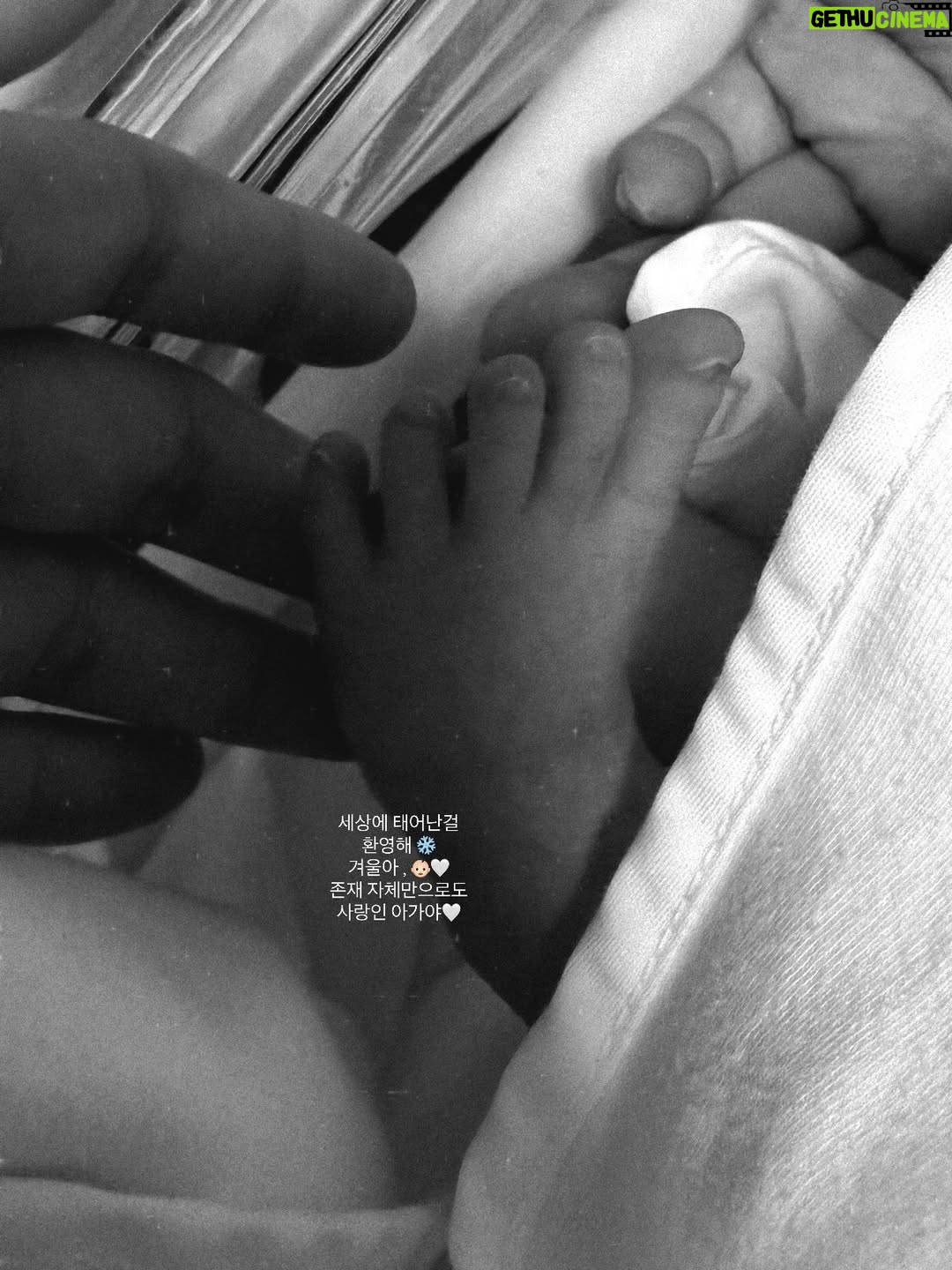Seo Yu-na - 93.3K Likes - _ 겨울이와 함께하는 슬기로운 조리원 생활 🎄🤎

벌써 일주일차 , 
여긴 천국 이에요 🫧🪽

점점 몸도 많이 회복 되어가고
마사지도 매일 꼼꼼하게 케어 해주시니 
산후 붓기 , 체지방도 정말 많이 빠지고 있어요 ! 
많이 신경써주시고 도와주셔서 정말 감사해요 -🤍

겨울이도 행복한지 살이 포동포동 찌는 중 🍼

🐥 신생아실 선생님들 겨울이 너무 예뻐해주셔서 감사합니다🤍
