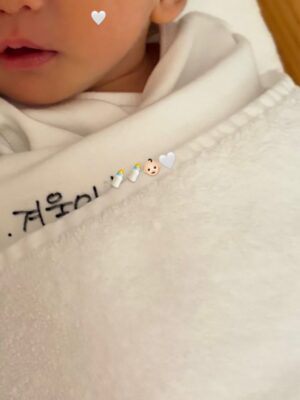 Seo Yu-na Instagram - _ 겨울이와 함께하는 슬기로운 조리원 생활 🎄🤎

벌써 일주일차 , 
여긴 천국 이에요 🫧🪽

점점 몸도 많이 회복 되어가고
마사지도 매일 꼼꼼하게 케어 해주시니 
산후 붓기 , 체지방도 정말 많이 빠지고 있어요 ! 
많이 신경써주시고 도와주셔서 정말 감사해요 -🤍

겨울이도 행복한지 살이 포동포동 찌는 중 🍼

🐥 신생아실 선생님들 겨울이 너무 예뻐해주셔서 감사합니다🤍