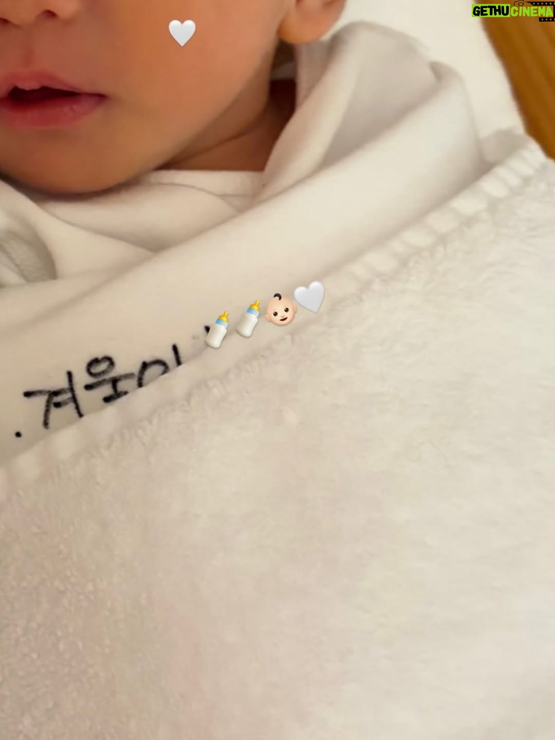 Seo Yu-na - 93.3K Likes - _ 겨울이와 함께하는 슬기로운 조리원 생활 🎄🤎

벌써 일주일차 , 
여긴 천국 이에요 🫧🪽

점점 몸도 많이 회복 되어가고
마사지도 매일 꼼꼼하게 케어 해주시니 
산후 붓기 , 체지방도 정말 많이 빠지고 있어요 ! 
많이 신경써주시고 도와주셔서 정말 감사해요 -🤍

겨울이도 행복한지 살이 포동포동 찌는 중 🍼

🐥 신생아실 선생님들 겨울이 너무 예뻐해주셔서 감사합니다🤍