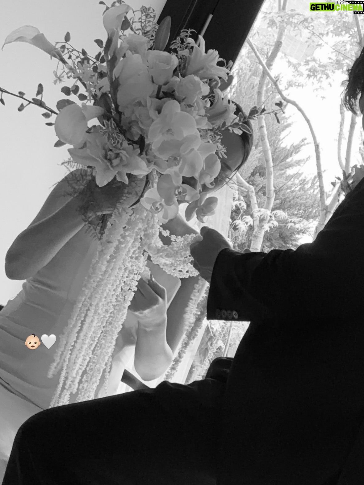 Seo Yu-na - 15.4K Likes - _ 촬영 내내 사랑과 배려가 넘쳐 흘렀던 ,
너무 따듯하신 분들과 함께여서 행복했어요 🤎 
평생 기억에 남을 우리의 첫 가족 사진 👶🏻🤵🏻👰🏻‍♀️🤍📸
@noma_youngwoo 
@noma.house 
@kaylabennet_official