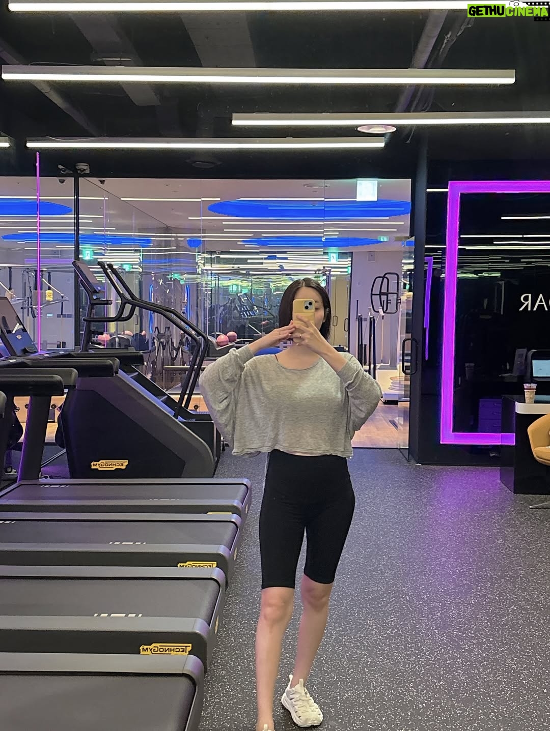 Seo Yu-na - 34.9K Likes - _ 여름이 가고 기다리던 겨울이 온다 ❄️ 
임신 과정이 쉽지만은 않지만
이 과정 또한 무한한 축복과 경험의 연속이기를 , 
곧 만날 겨울이👶🏻와 
우리 가족이 함께 나아갈 여정을 생각하며
벅찬 마음과 행복한 마음으로
하루 하루 더 잘- 지내보기🤰🏼👶🏻🤵🏻🤍