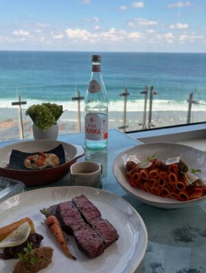 Seo Yu-na Instagram - _ 겨울이와 셋이 함께 떠난 Bali , ❄️
모든 순간 순간이 행복했던 🧸🤍 
🎂🍹👶🏻🍌🥩🦎🙉🐶🥗🫂🤎