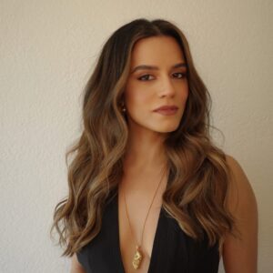 Sepideh Moafi Instagram - press junket for #thepitt ahead of season 2 premiere ONE MONTH AWAY! 🩺❤️🔥👾
makeup: @danadelaney
hair day 1: @matthewstylist day 2: @rena.calhoun
styling: @chaiseyboy
@hbomax @johnwellsproductions @warnerbrostv