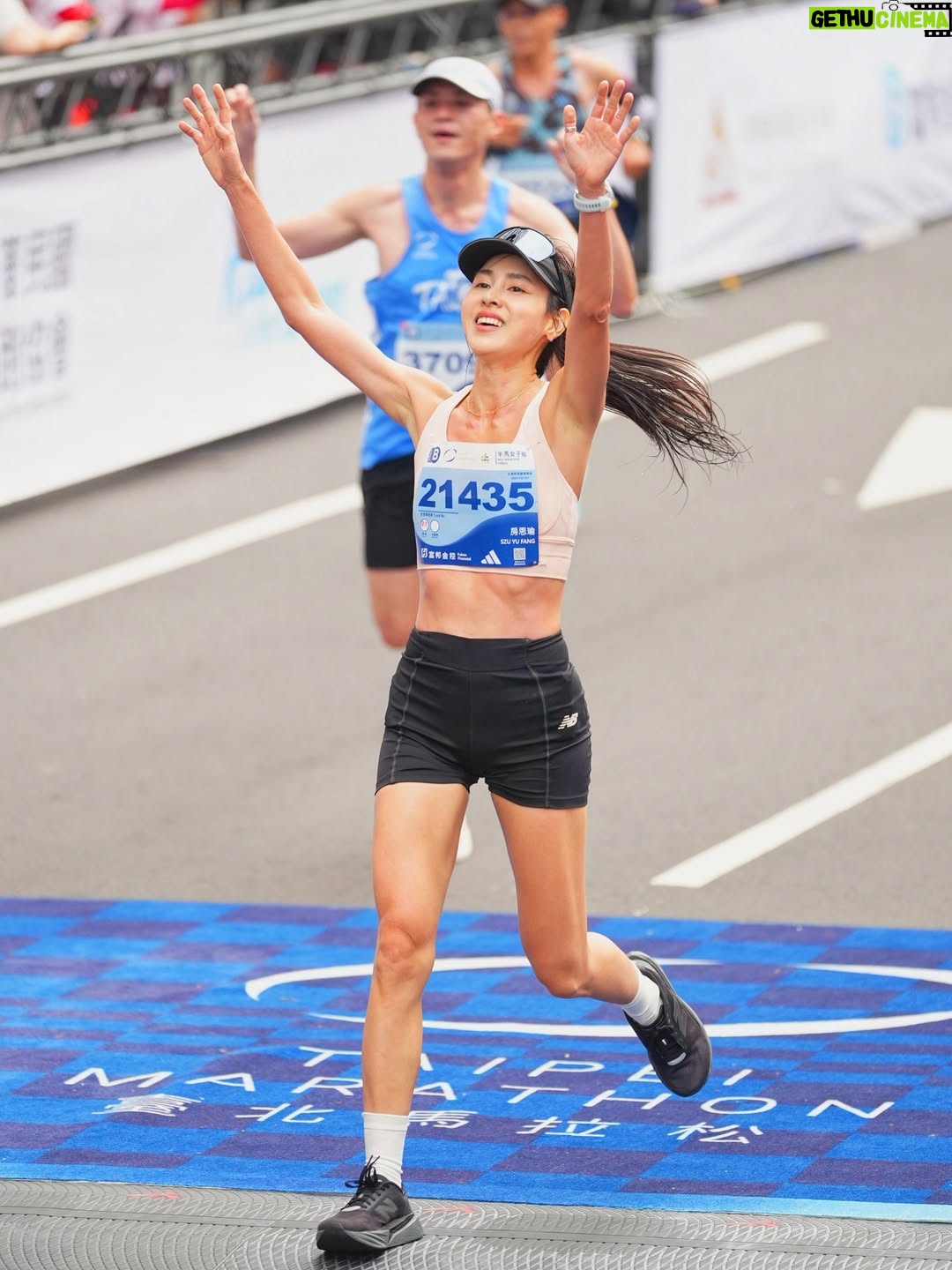 Serena Fang - 3.3K Likes - 今年最後ㄧ場了，不拼嗎？
台北馬拉松，倒數6天突然意識到這是今年的期末考了

本來無目標也沒有專注為此練習
輕鬆的想說當東馬的長距離就好

但心裡就有一個聲音
”你不想知道自己能力在哪嗎？ “
”要這麼輕鬆放過自己嗎？“
”啊你長距離這麼輕鬆去河濱跑就好啦😂“

面對半馬20度的高溫，高濕度 
還是決定測試自己
開賽就朝著目標配速跑下去

但真的好熱好濕
沈重到了10k想加也加不了
只能緊緊咬著
謝謝ㄧ路上幫我加油的你們
喊著我的名字我都有聽見！
真的很有能量的ㄧ路鼓勵著我
開開心心的笑著過終點

1：42 / 4：50 🌟

給自己鼓勵 還是很棒！
接下來就是東京馬拉松了☺️

特別謝謝
教練 @min0115min 
敏敏跑班同學們 @min_doyourfast 
我們又拼了ㄧ年😆✨

#newbalance #runyourway