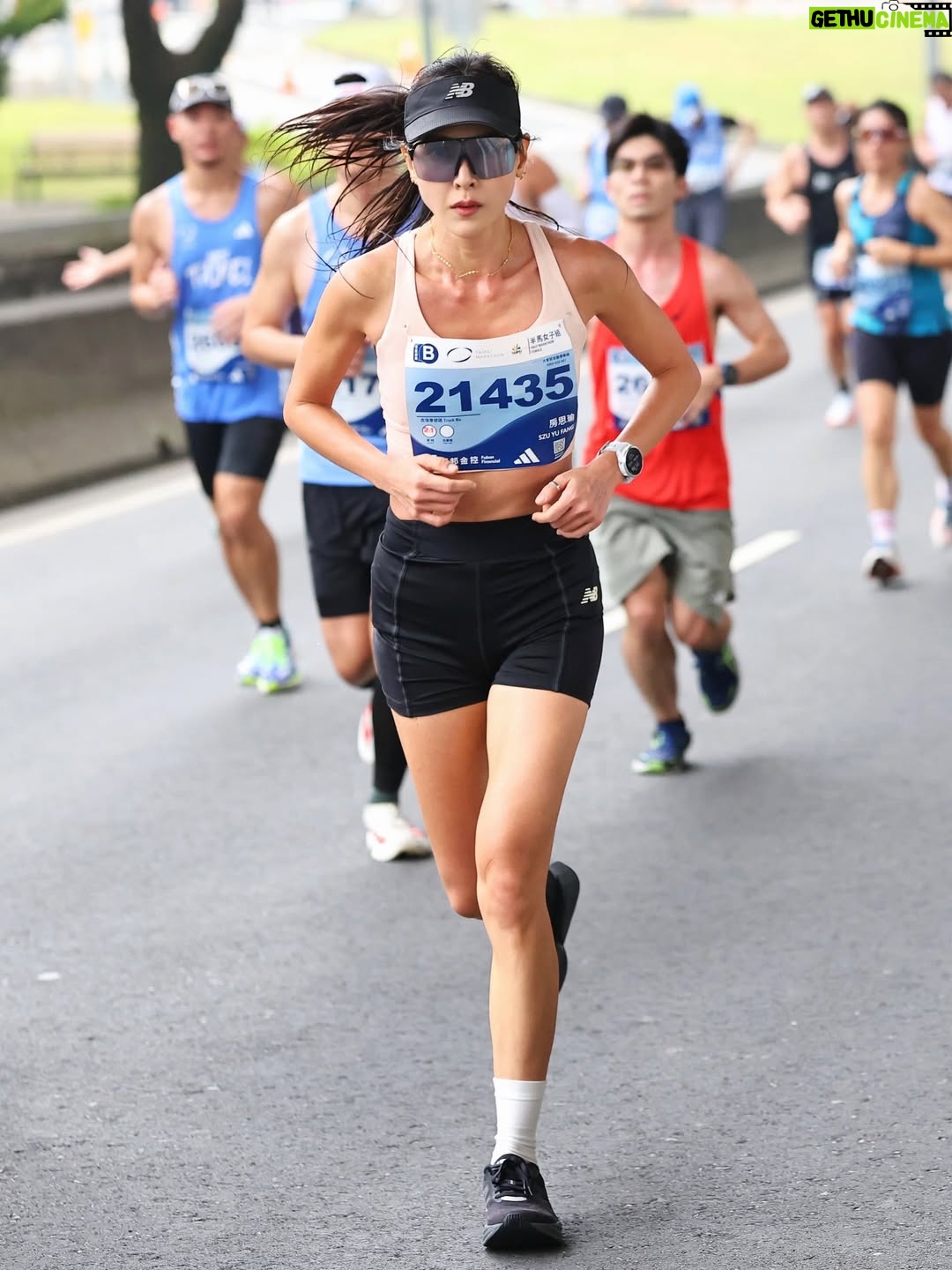 Serena Fang - 3.3K Likes - 今年最後ㄧ場了，不拼嗎？
台北馬拉松，倒數6天突然意識到這是今年的期末考了

本來無目標也沒有專注為此練習
輕鬆的想說當東馬的長距離就好

但心裡就有一個聲音
”你不想知道自己能力在哪嗎？ “
”要這麼輕鬆放過自己嗎？“
”啊你長距離這麼輕鬆去河濱跑就好啦😂“

面對半馬20度的高溫，高濕度 
還是決定測試自己
開賽就朝著目標配速跑下去

但真的好熱好濕
沈重到了10k想加也加不了
只能緊緊咬著
謝謝ㄧ路上幫我加油的你們
喊著我的名字我都有聽見！
真的很有能量的ㄧ路鼓勵著我
開開心心的笑著過終點

1：42 / 4：50 🌟

給自己鼓勵 還是很棒！
接下來就是東京馬拉松了☺️

特別謝謝
教練 @min0115min 
敏敏跑班同學們 @min_doyourfast 
我們又拼了ㄧ年😆✨

#newbalance #runyourway